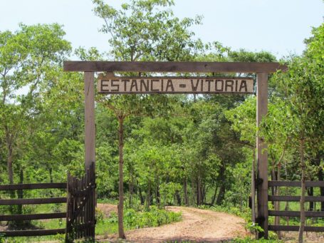 Eingangstor zur Estancia Vitoria im Pantanal