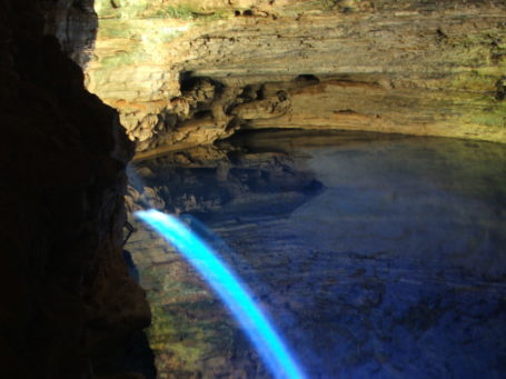 Die berühmte Grotte Poço-Encantado in der Chapada Diamantina