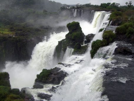 Blick über die Iguazu Wasserfälle