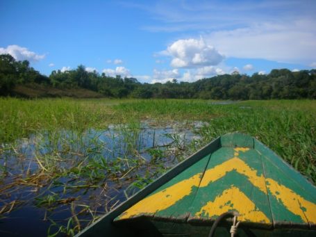 Kanu auf dem Amazonas