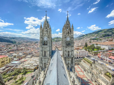 Auf dem Dach der Basilica del Voto Nacional in Quito