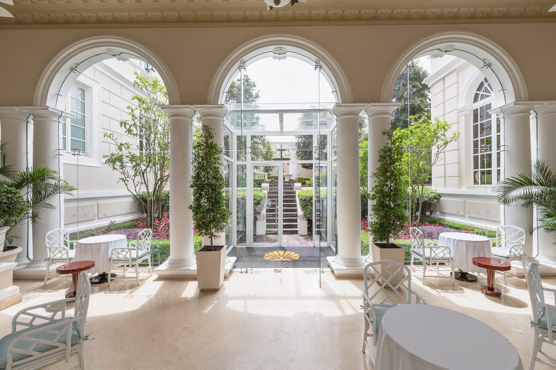 Blick in den Innenhof mit Garten