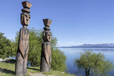 Hölzerne Statuen am Nahuel Huapi See