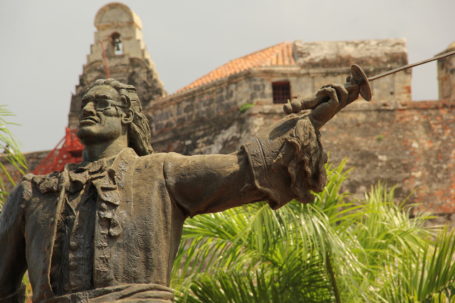 Statue von Blas de Lezo vor dem Castillo San Felipe Des Barajas in Cartagena