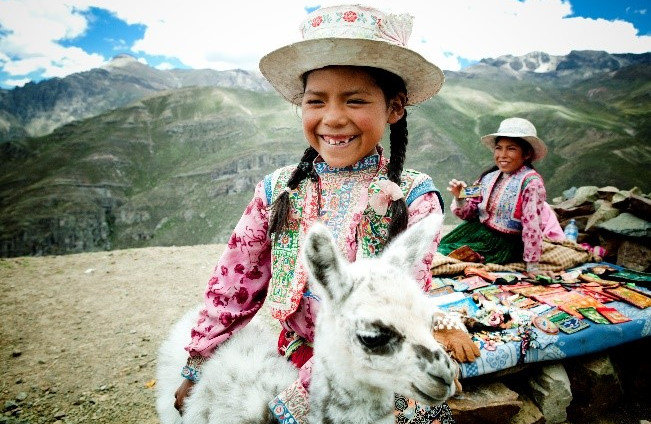 Indo-Mädchen mit einem kleinen Lama