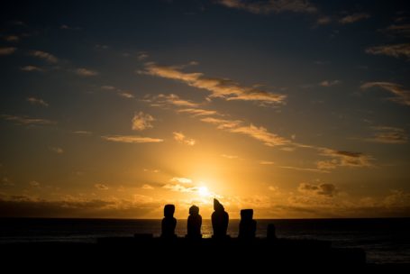 Moais im Sonnenuntergang