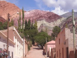 In Purmamarca: Blick auf den Hügel der 7 Farben