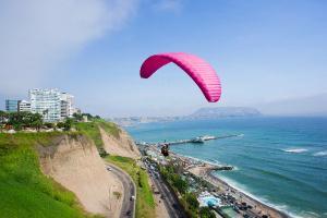 Paraglider an der Küste von Lima