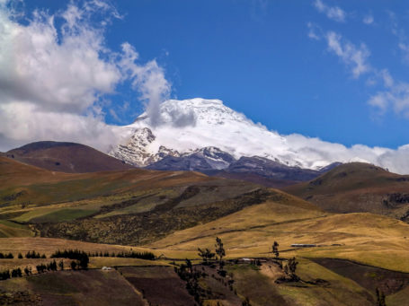 Blick auf den schneebedeckten Cayambe Vulkan