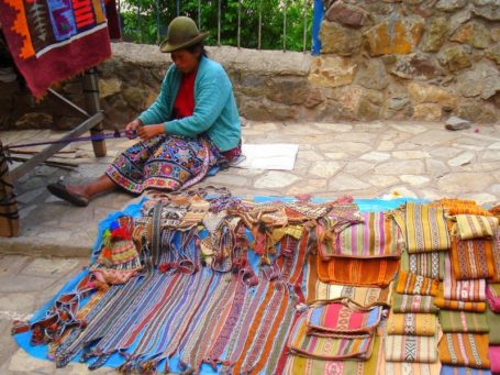 Indio-Frau auf dem Markt in Pisaq