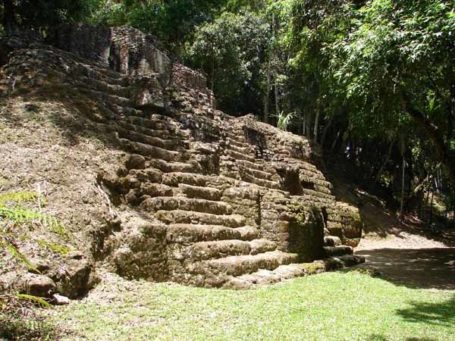 Ausgrabung Tikal Guatemala